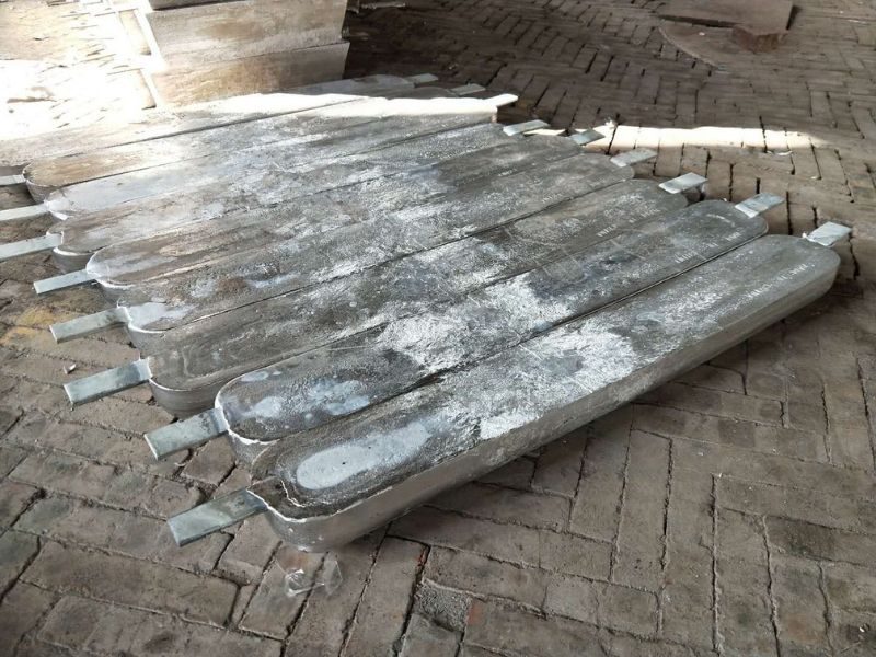 Flush-mounted aluminium anode with a low profile for ship hulls