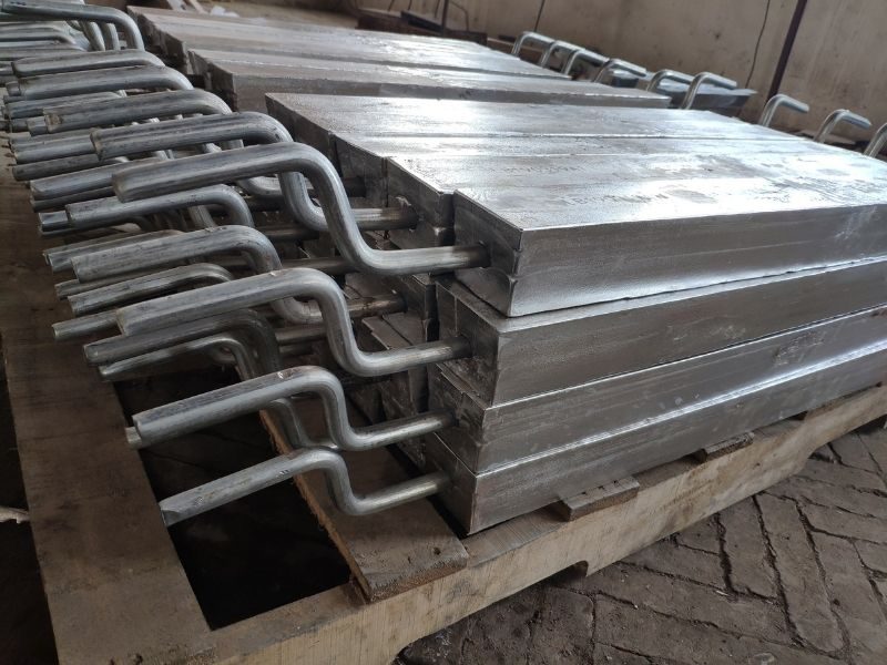 Stand-off aluminium anode cast on a steel insert for offshore platforms