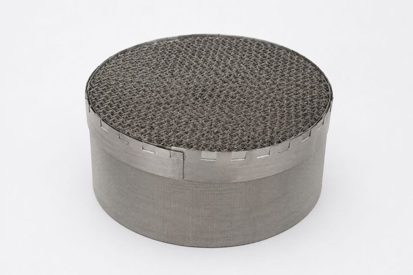 Metal wire gauze structured packing for high-efficiency vacuum distillation