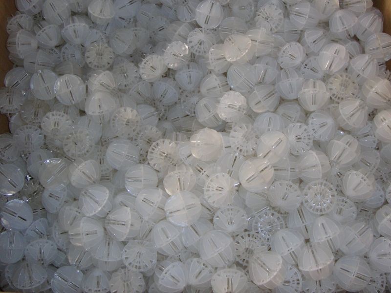 Plastic polyhedral hollow ball multi-leaf spherical random packing