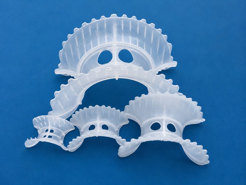 Plastic super saddle random packing with saw-tooth edges