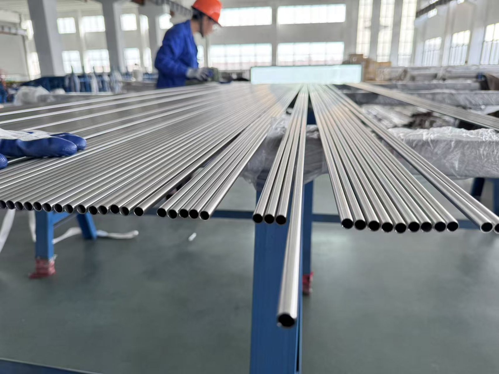 Seamless stainless steel precision tube with a clean internal bore