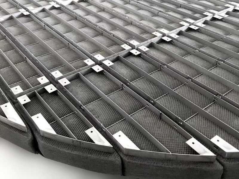 Knitted wire-mesh demister pad for removing entrained droplets from outlet gas