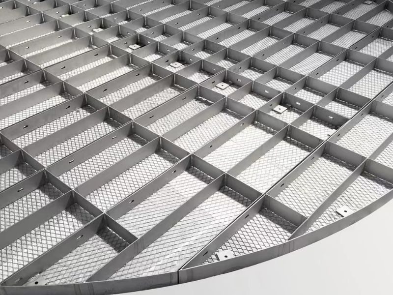 Bed-limiter hold-down grid that prevents packing lifting under gas flow