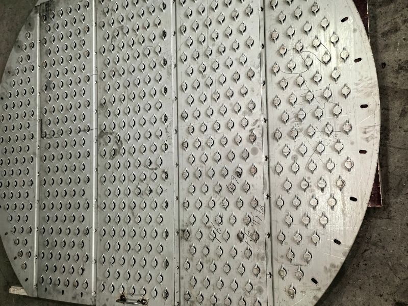 Tongue tray deck with angled tongue-shaped louvres for directional gas jetting