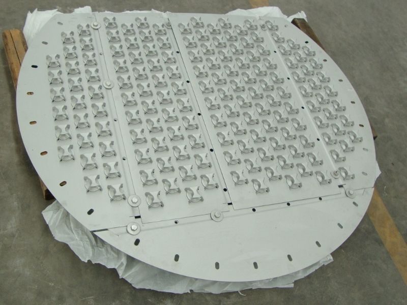 Floating valve tray deck with movable valve discs over the holes